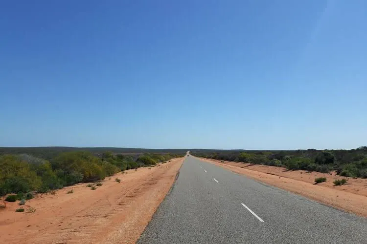 Um Longo TroçO De Autoestrada Na AustráLia Dois Viajantes Altos A Viver Na Estrada