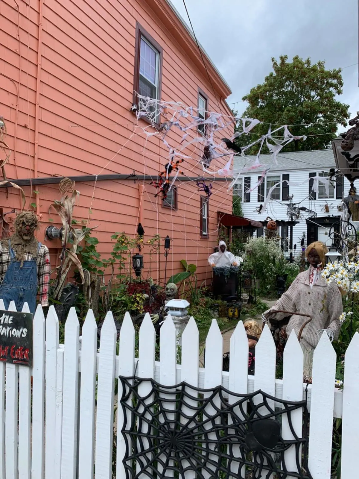 Uma Casa Em Salem. Viajar Até Lá é Uma Das Melhores Viagens De Um Dia A Partir De Boston